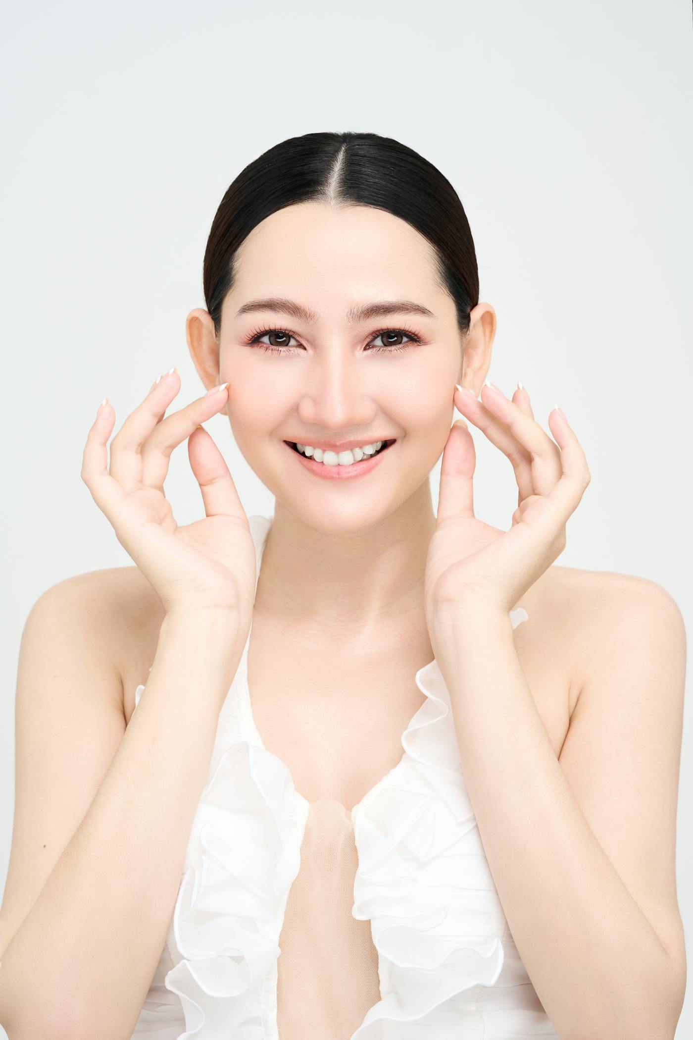 肌状態を確認する女性